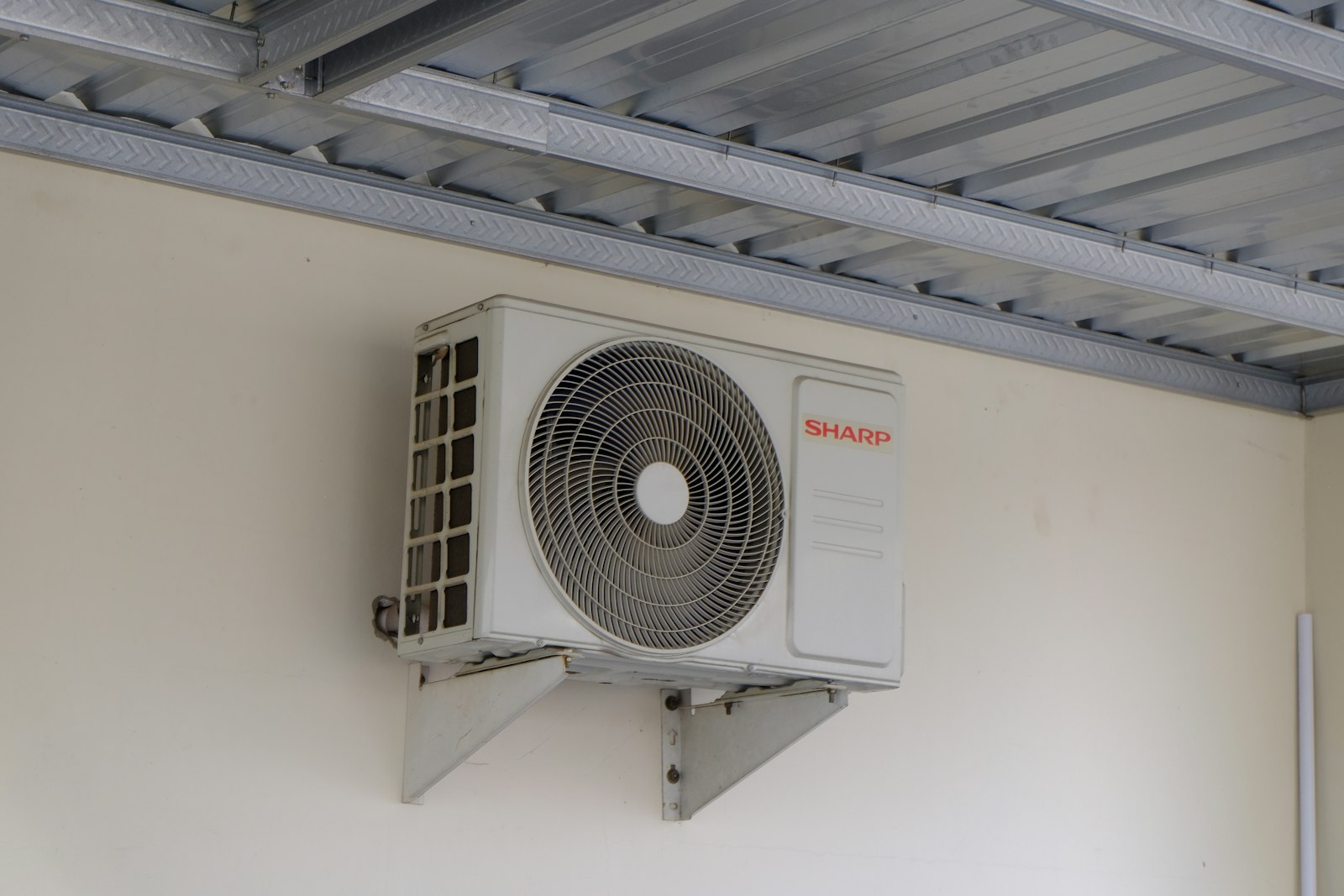 Air conditioning condenser unit